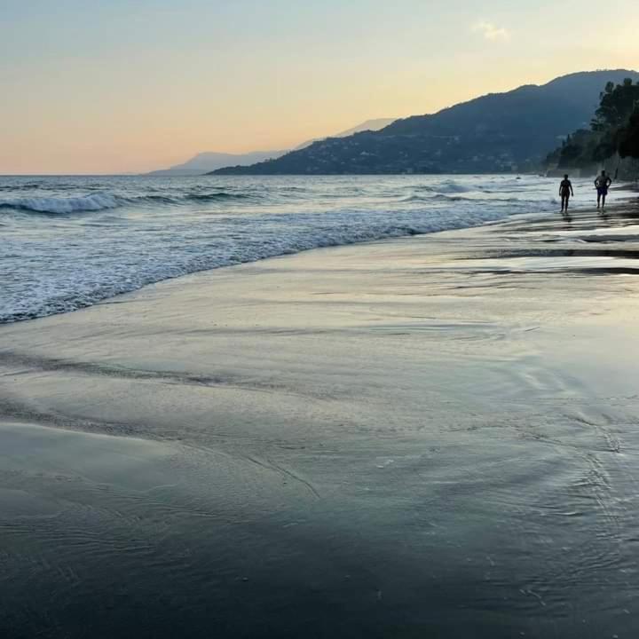 Casa Fronte Mare Apartment Ventimiglia Ngoại thất bức ảnh